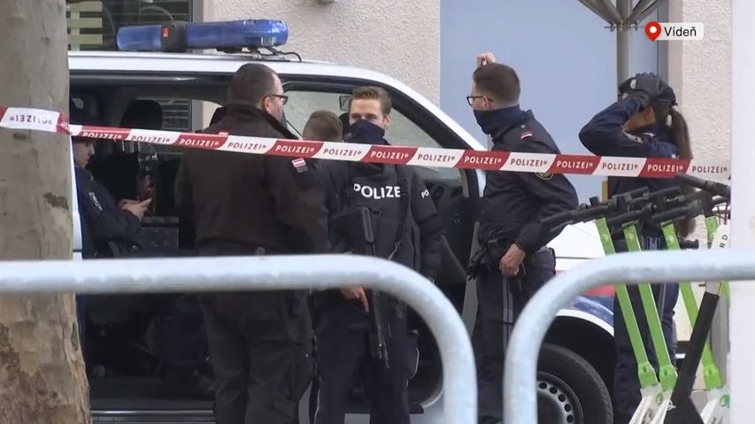 Ve Vídni zabíjel 20letý muž předčasně propuštěný z vězení. Chtěl k IS